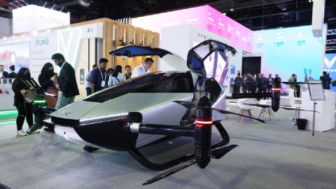Voiture électrique : le concurrent chinois de Tesla dépasse déjà Elon Musk avec une voiture volante