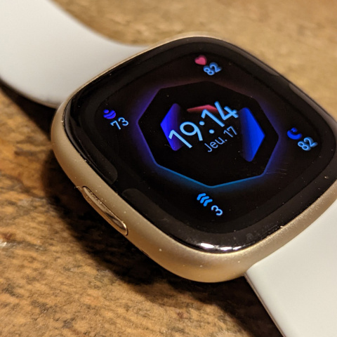 Test de la Fitbit Sense 2 : parvient-elle à faire mieux que la Google Pixel Watch ?