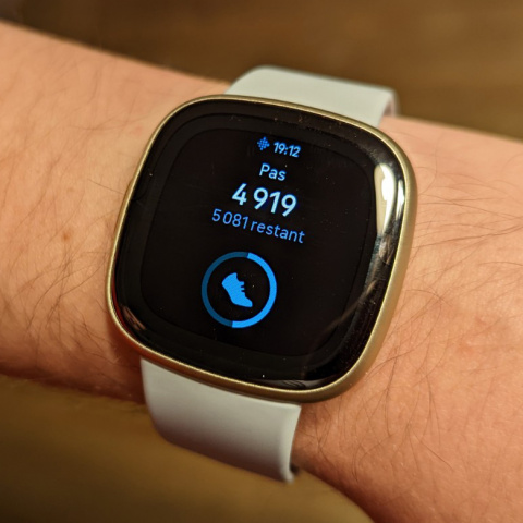Test de la Fitbit Sense 2 : parvient-elle à faire mieux que la Google Pixel Watch ?