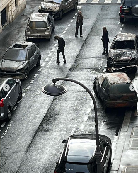 Des Parisiens surpris par une invasion de zombies juste en bas de chez eux