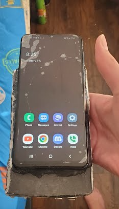 « C’est absurde, stupide, moche et j’adore ça » : ce smartphone Samsung Galaxy a près de deux semaines d’autonomie