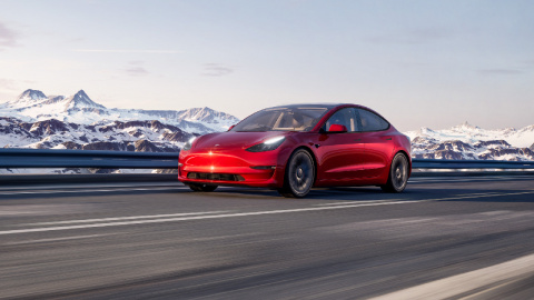 Voitures électriques : avec sa baisse des prix, Tesla donne des idées à un autre géant de l’automobile