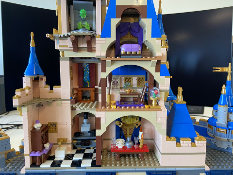 Test du LEGO château Disney : je ne m’attendais pas à retrouver autant de références en le construisant !