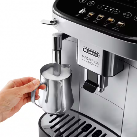 Prime Day 2023 : -170€ sur la machine à café De'Longhi Magnifica Evo avec broyeur à grains intégré !