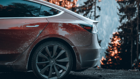 Neve, freddo, ghiaccio... Alle Tesla non piace molto l'inverno.  Questa è un'ulteriore prova dei tanti problemi che hanno riscontrato le auto elettriche di Elon Musk