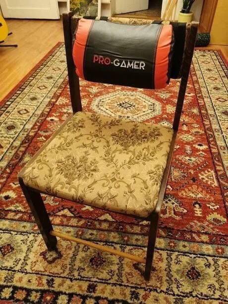 Pas besoin de chaise gamer ! Ce joueur a trouvé la solution pas chère parfaite qui peut même convaincre votre grand-mère de prendre la manette