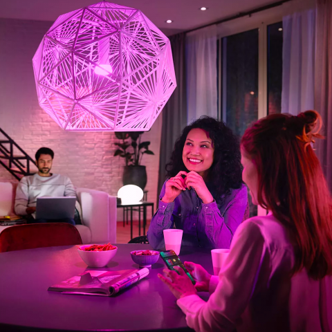 "Les meilleures ampoules connectées du marché" : Avec un prix fou pendant les soldes, le kit de démarrage Philips Hue va véritablement transformer votre maison !