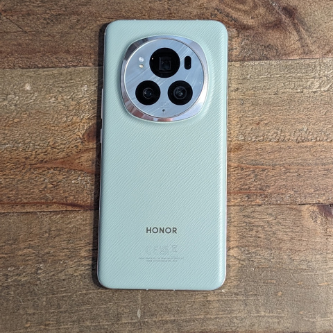 La nouvelle référence des photophones ? J’ai testé le smartphone HONOR Magic6 Pro et il est évident que Samsung a du souci à se faire !
