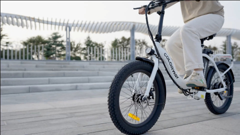 Promo vélo électrique : ce modèle pliable de la marque Colorway perd 110€ à l'occasion des soldes d'été