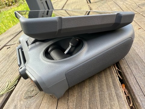 DJI Mavic 4 Pro : j'ai testé en exclu le nouveau drone à triple caméra, et il enterre la concurrence !