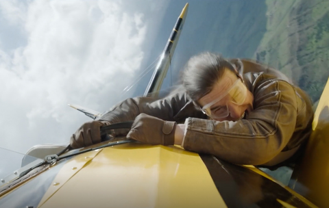 Tom Cruise était à deux doigts de perdre l’usage de ses mains à cause de cette cascade : la saga Mission Impossible a failli le briser en mille morceaux !