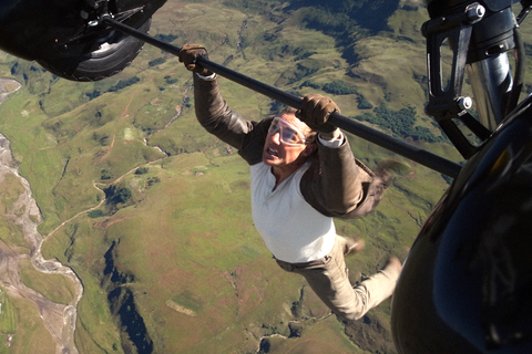 Tom Cruise était à deux doigts de perdre l’usage de ses mains à cause de cette cascade : la saga Mission Impossible a failli le briser en mille morceaux !