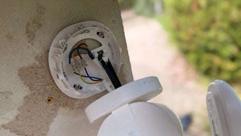 Test de la caméra Reolink TrackFlex Floodlight WiFi : double objectif, double dissuasion ?