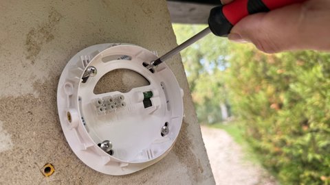 Test de la caméra Reolink TrackFlex Floodlight WiFi : double objectif, double dissuasion ?