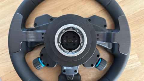 « Un duo calibré pour les débutants et les simracers » : test du Logitech G RS50 et des RS Pedals