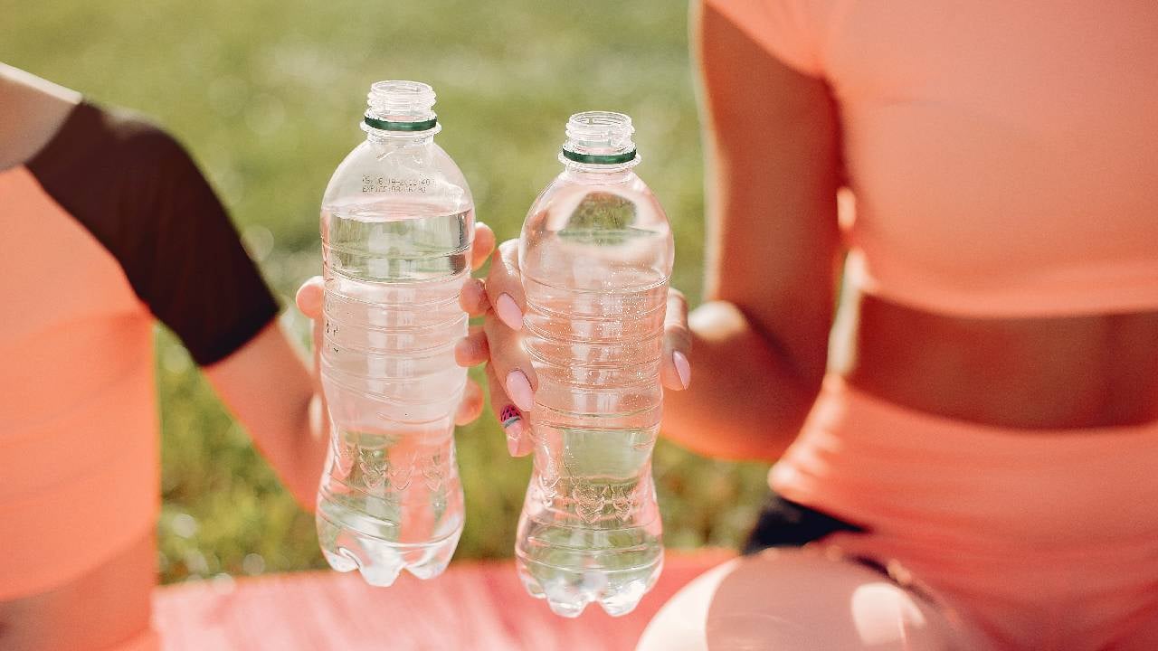 Les chercheurs ont analysé 280 échantillons d’eau en bouteille. Une seule marque était exempte de microplastiques 