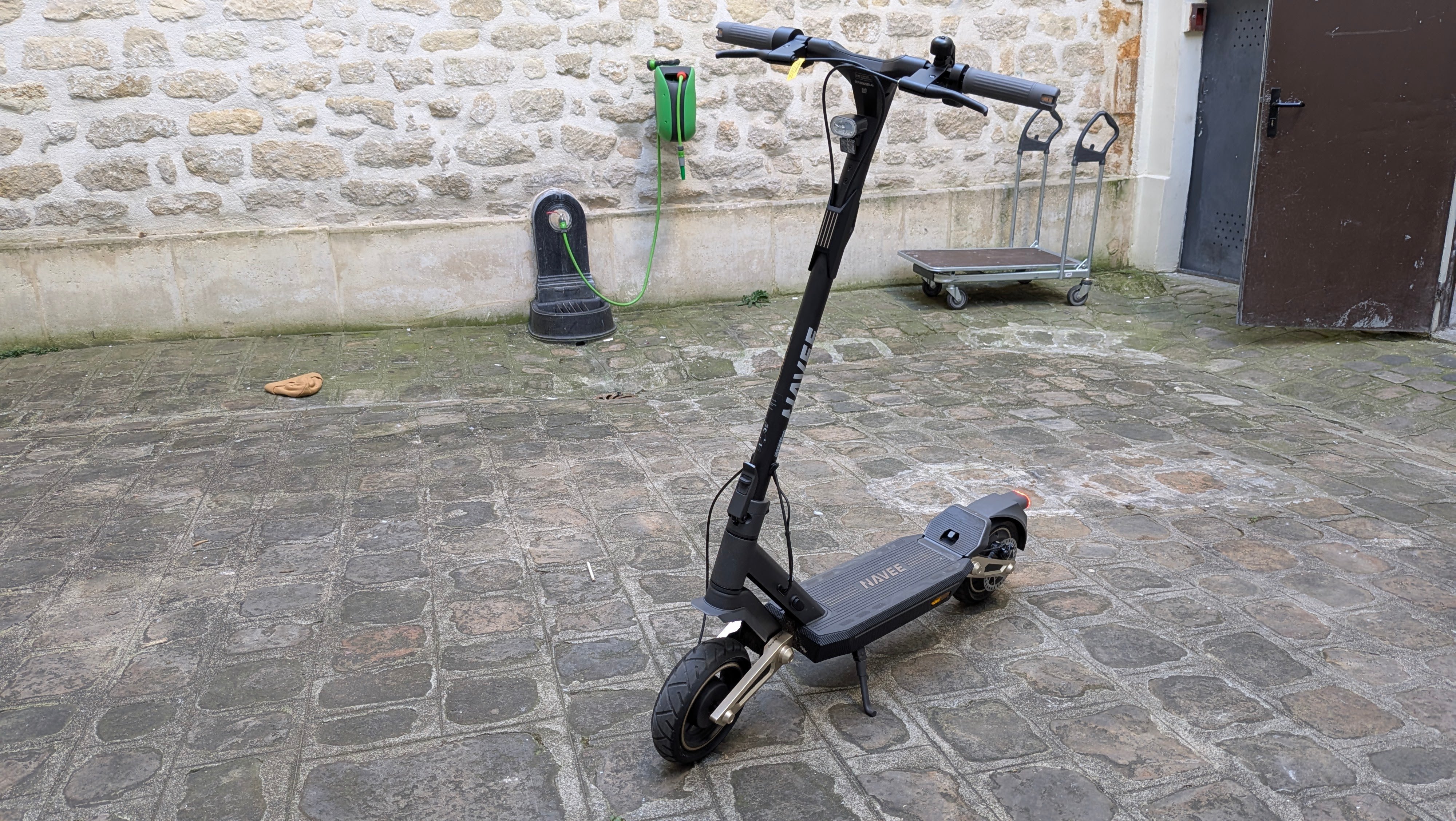 Test Navee ST3 Pro : une trottinette électrique puissante et confortable qui vous fera les bras