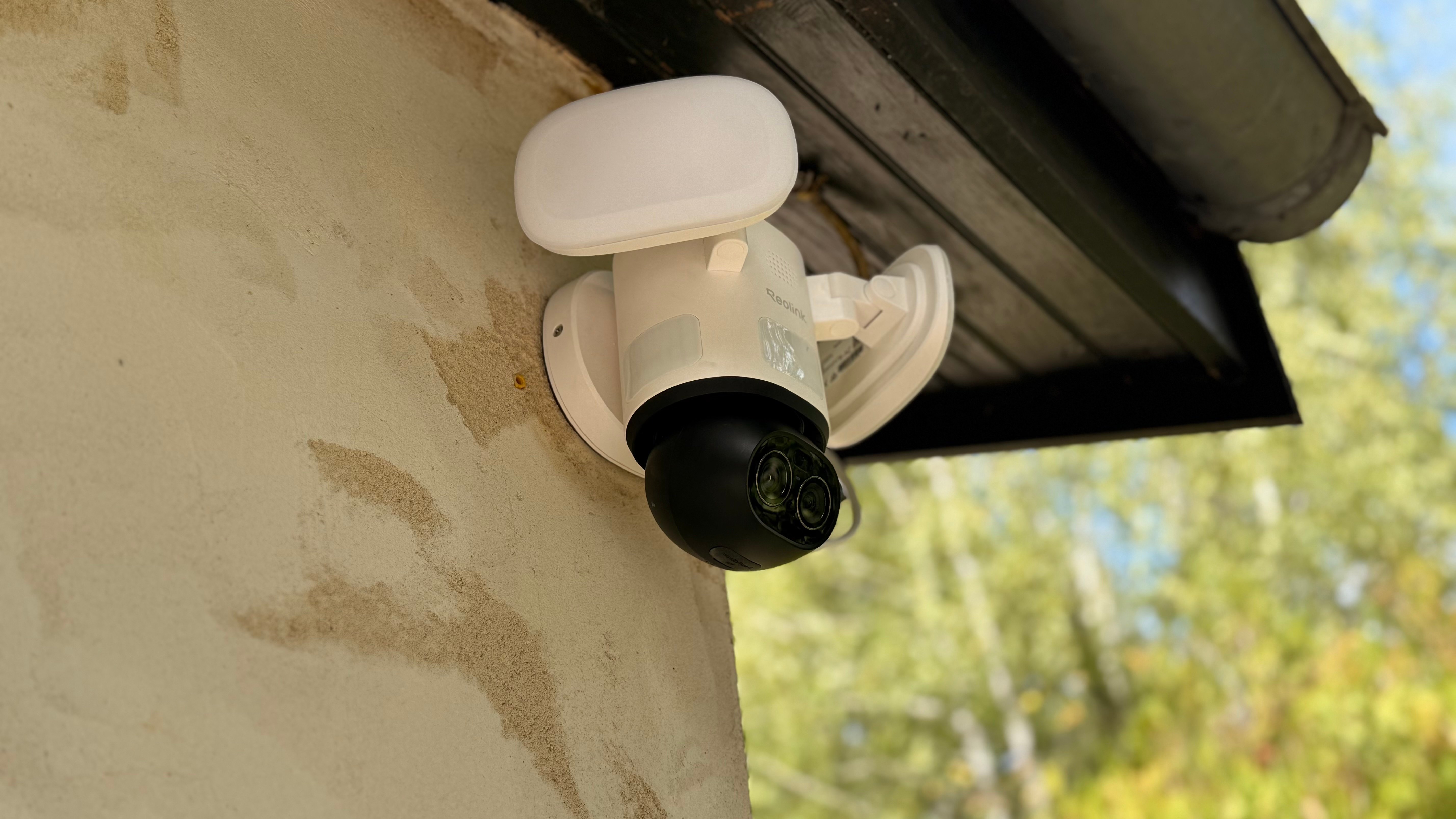 Test de la caméra Reolink TrackFlex Floodlight WiFi : double objectif, double dissuasion ?