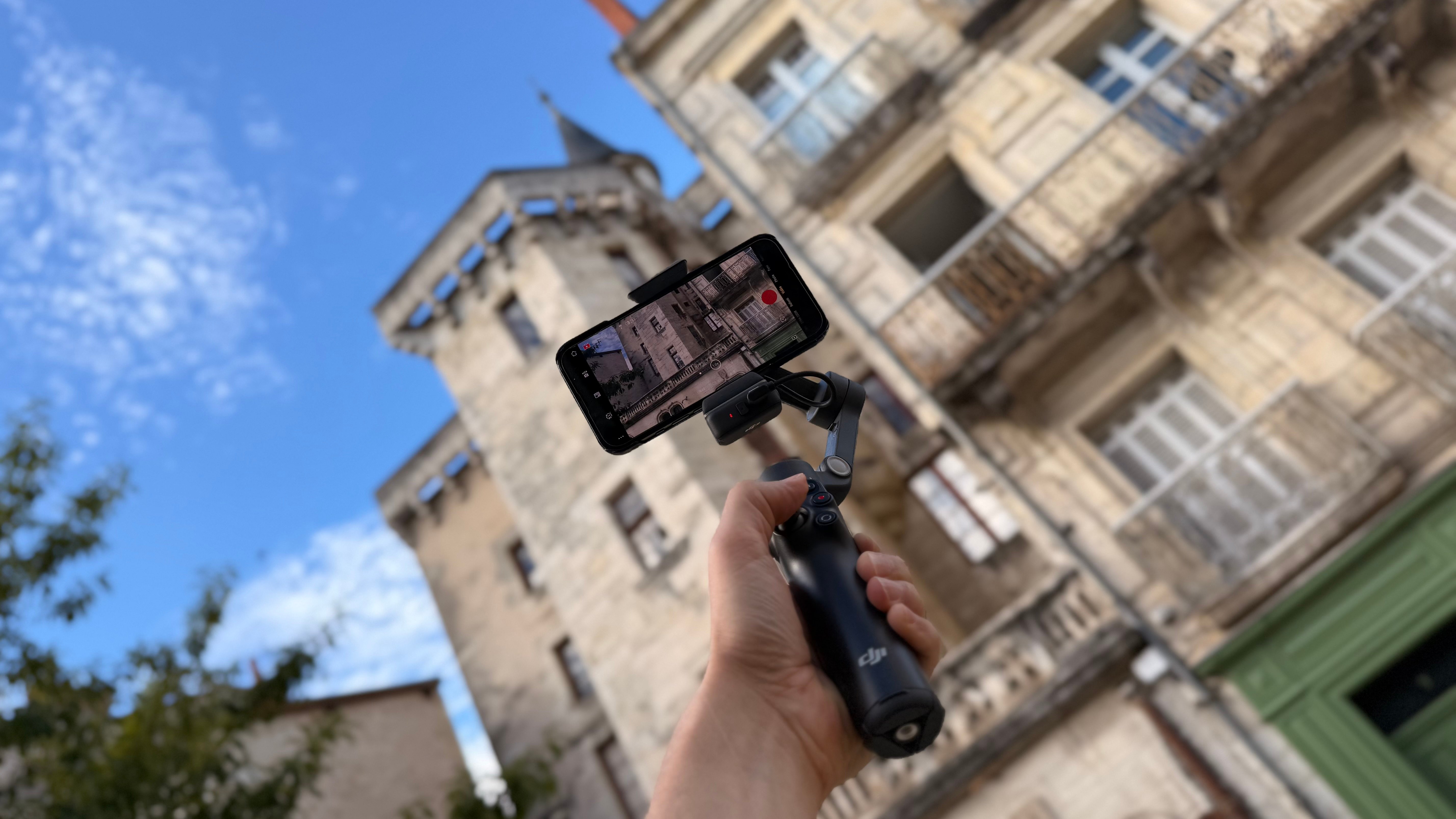 Test du DJI Osmo Mobile 8 : le stabilisateur smartphone qui passe au 360° et au DockKit, l'upgrade qui change tout ?