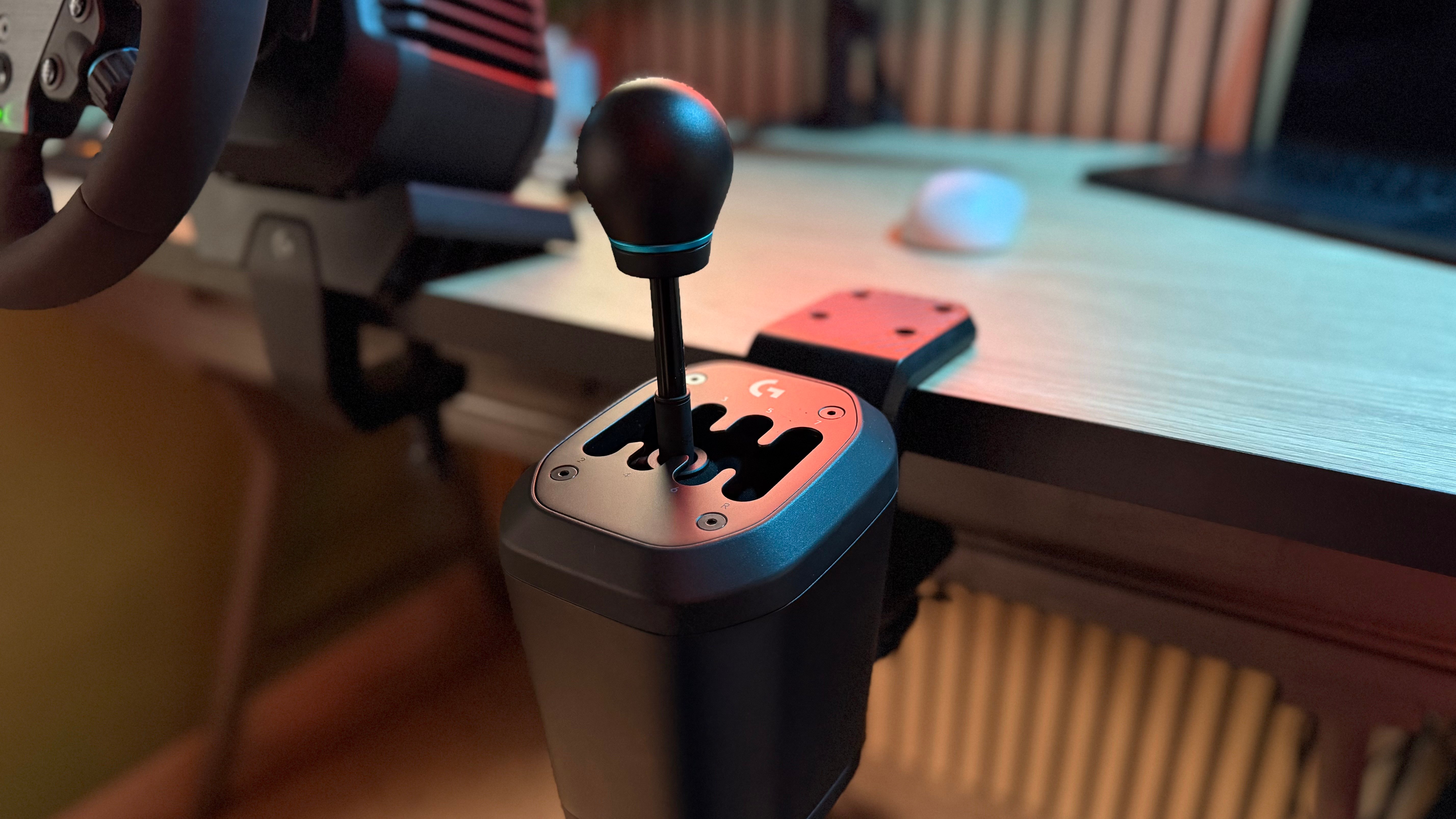 Sim racing : j'ai troqué les palettes pour le levier de vitesse RS H-Shifter de Logitech G et je redécouvre le plaisir de la boîte manuelle