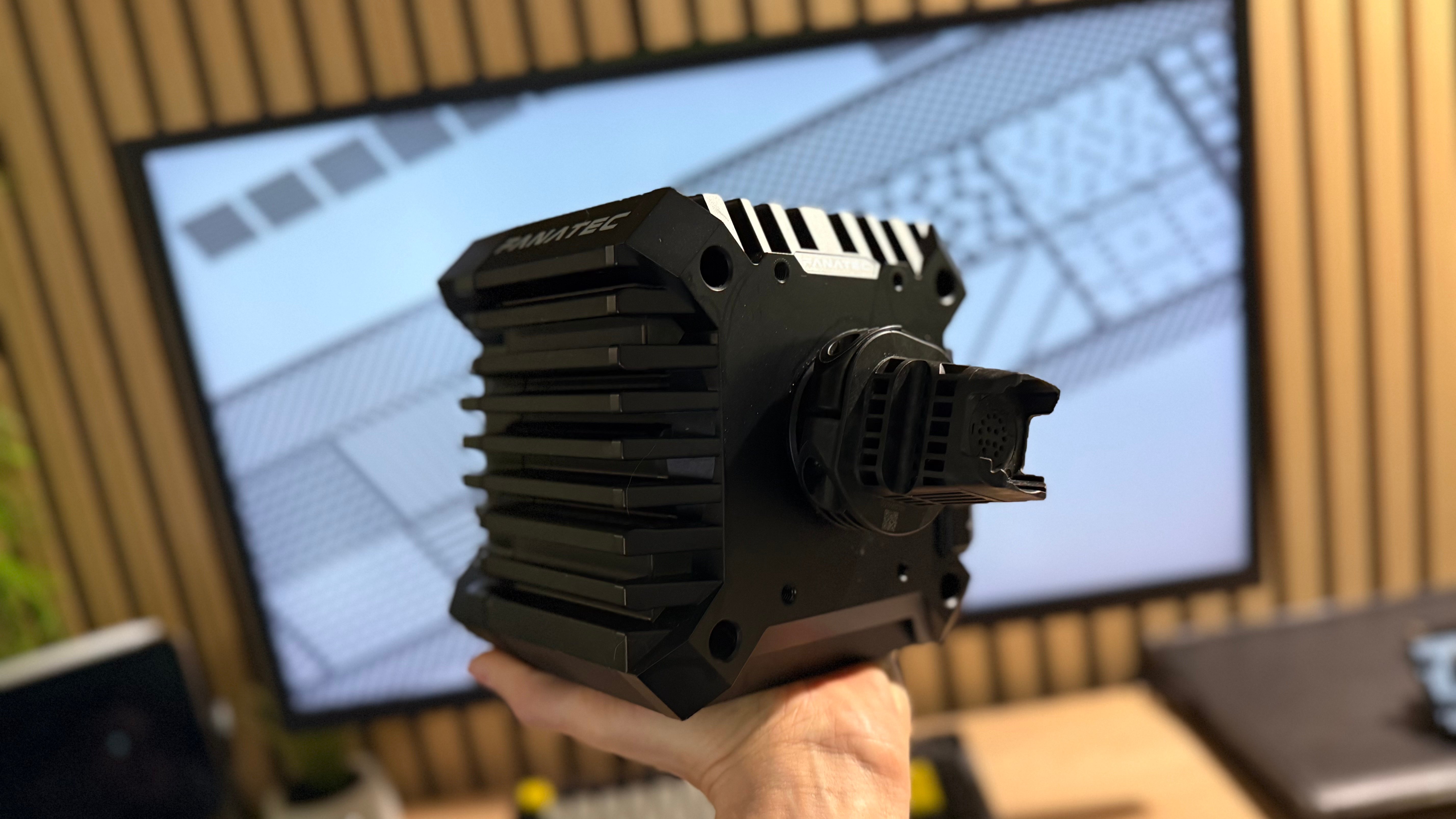 Simracing : Je teste la base la moins puissante de chez Fanatec. Que vaut-elle en 2026 ?