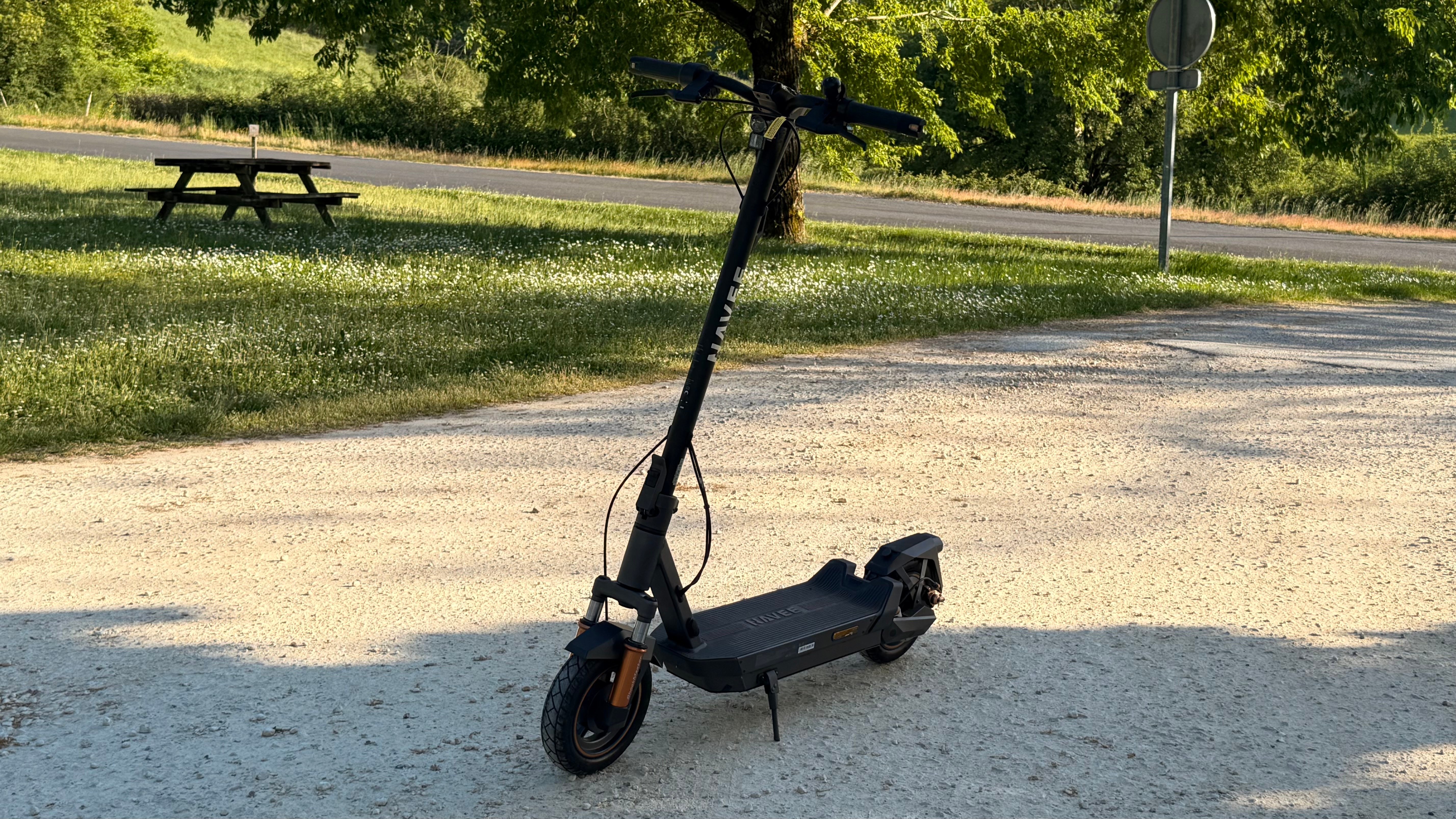 449€ pour 90 km d'autonomie, la NAVEE GT5 Max est-elle la trottinette électrique parfaite ?